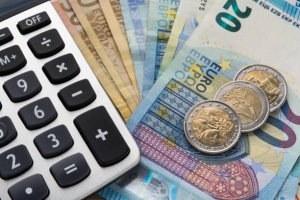 Κατώτατος μισθός: Σενάρια για αύξηση άνω του 5,5%