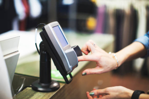 Μπαράζ ελέγχων της ΑΑΔΕ για τη διασύνδεση POS - ταμειακών