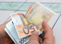 Έκτακτο επίδομα Χριστουγέννων έως 200 ευρώ – Ποιοι θα το λάβουν